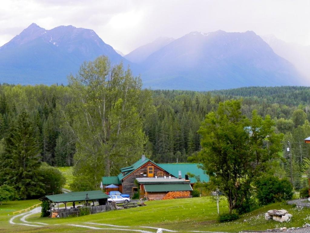 גולדן Blaeberry Mountain Lodge מראה חיצוני תמונה